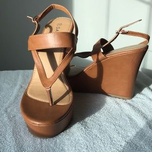 Camel Tan thong wedges with ankle strap